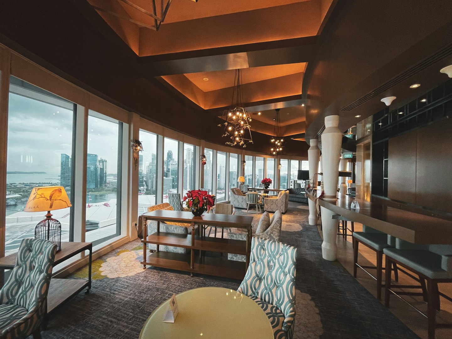 Lussuosa lounge di un hotel con vista sulla città e decorazioni elaborate.